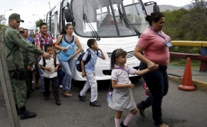 Gobierno colombiano verifica paso de estudiantes en frontera con Venezuela
