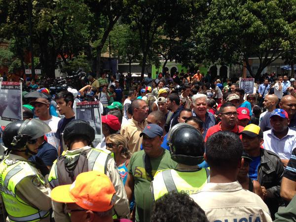 Oficialistas agreden y roban a periodista de Telemundo frente al Palacio de Justicia