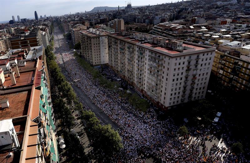 Miles de personas se manifiestan por la independencia de Cataluña (Fotos)