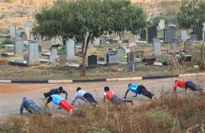 Ante escasez de gimnasios hacen ejercicio en un cementerio (Foto)