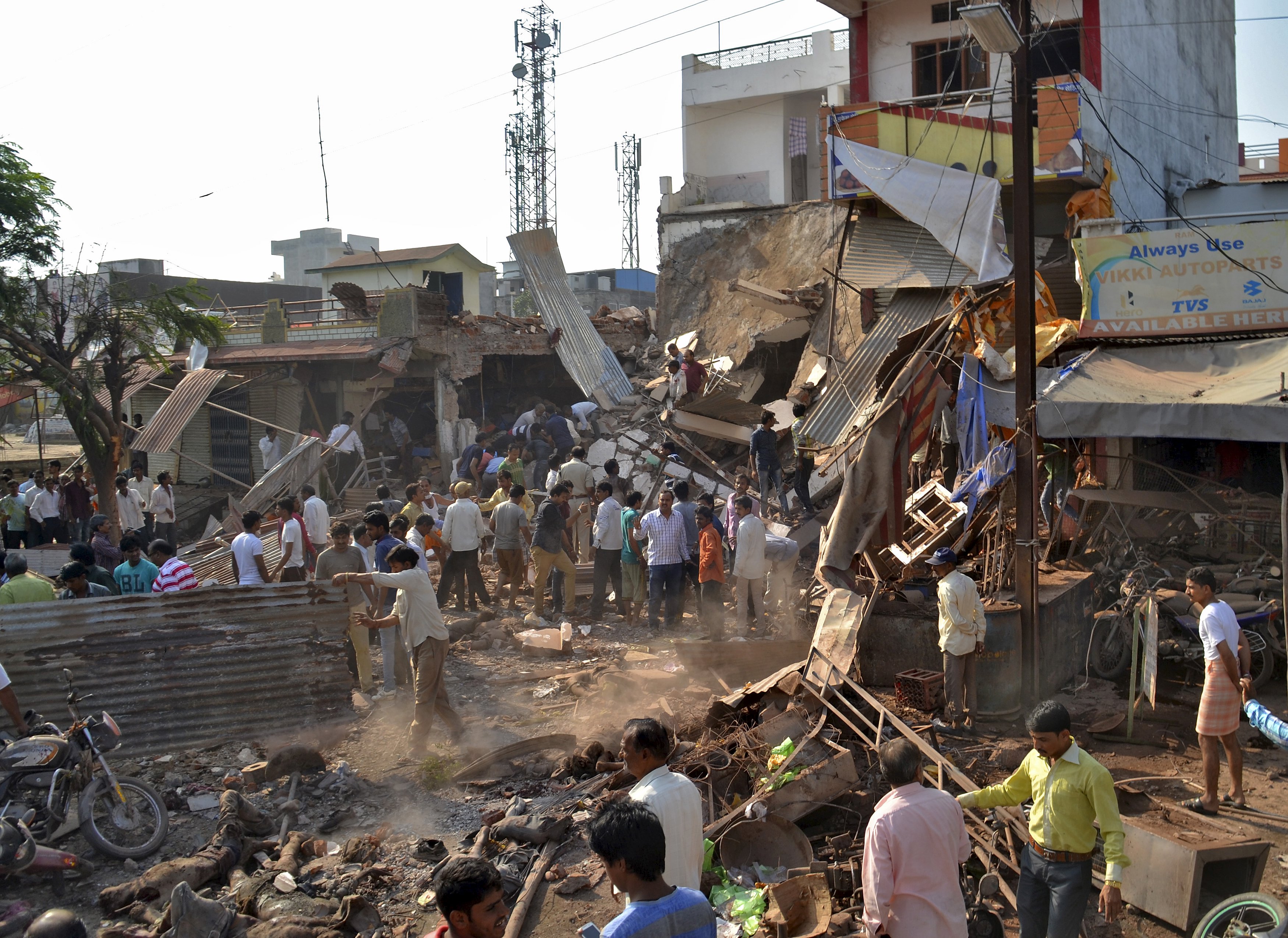 Más de cien muertos por explosión de bombona de gas en India