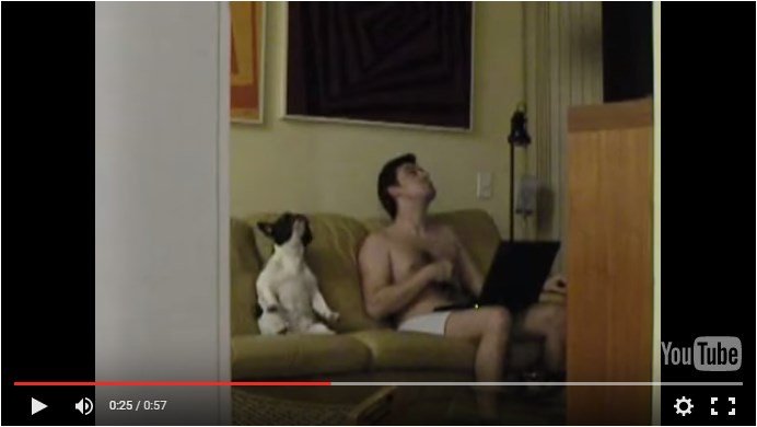 VIDEO: Una cámara oculta revela un simpático secreto de este hombre con su perro
