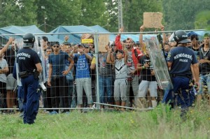 Hungría cierra un paso fronterizo con Serbia