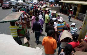 Bachaqueros aprovechan cierre de paso a Colombia para aumentar el negocio en las barriadas zulianas
