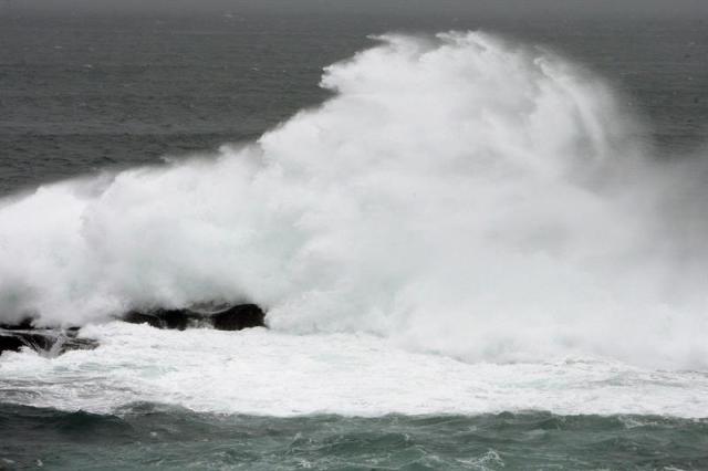Galicia espera hoy la llegada de una ciclogénesis explosiva, que está previsto que deje intensas lluvias en las provincias de A Coruña y Pontevedra y vientos fuertes. En la foto oleaje en la zona de Cabo Silleiro. EFE/Salvador Sas