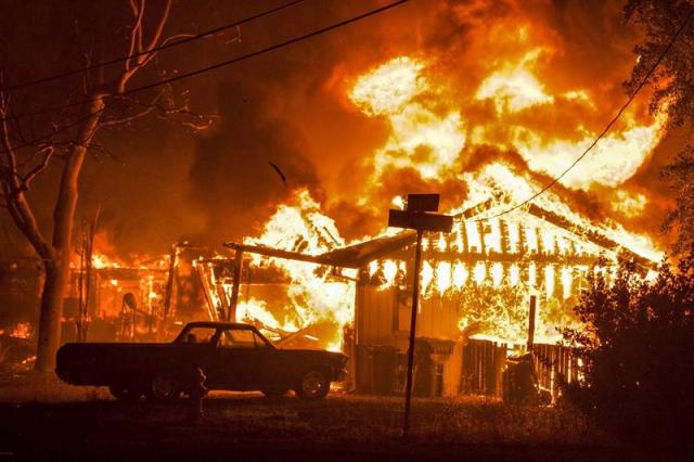  Imagen facilitada el 15 de septiembre del 2015 de un incendio en Middletown, California, Estados Unidos, el 13 de septiembre del 2015. Las autoridades estatales cifraron en aproximadamente 23.000 el número de desplazados por los incendios que sufren varias comunidades rurales en el norte de California. EFE/Alan Simmons