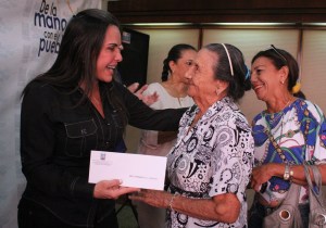 Alcaldesa de Maracaibo entregó aportes económicos a 150 familias