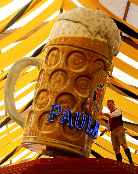 Foto: Andreas Steinfatt de la cervecería Paulaner presenta una figura enorme jarra de cerveza en la preparación para el Oktoberfest en Munich, se espera que para el año 2015. Millones de bebedores de cerveza de todo el mundo Alemania 16 de septiembre para asistir a la fiesta de la cerveza Oktoberfest 182a, que se inaugura el 19 de septiembre, 2015. REUTERS / Michael Dalder