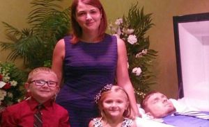 Mujer subió a Facebook una foto con sus hijos junto al cadáver de su esposo