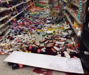 ¡El colmo! En pleno terremoto de Chile un hombre se robó una botella de vino (Video)