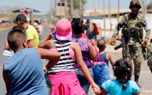 Reúnen a familias colombianas separadas en la frontera