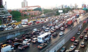 Derrame de combustible genera retraso en la Autopista Francisco Fajardo