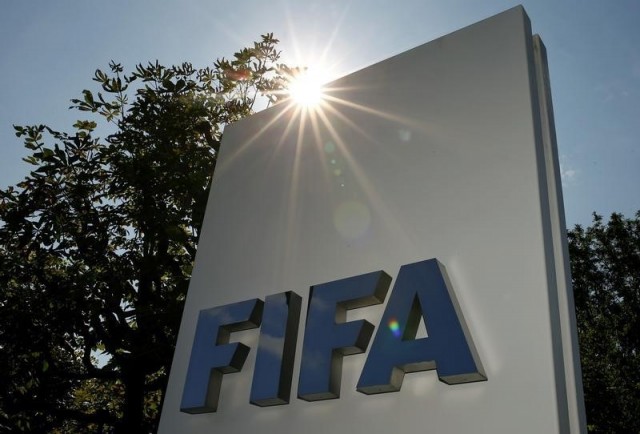 El logo de la FIFA, en el frontis de su sede en Zúrich, Suiza. REUTERS/Arnd Wiegmann