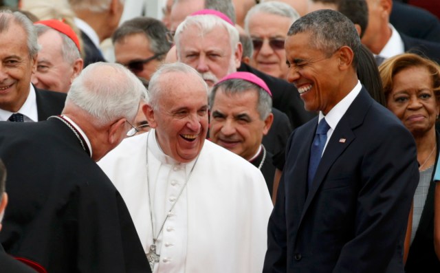 U.S. President Barack Obama (R) and Pope Francis share a laugh as President Obama welcomed the Pontiff upon his arrival at Joint Base Andrews outside Washington September 22, 2015.  REUTERS/Kevin Lamarque (TPX IMAGES OF THE DAY)