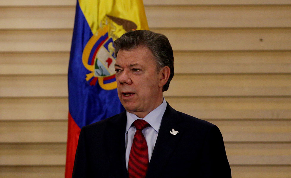 Santos pide a sus ministros viajar en clase económica para ahorrar