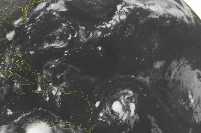 Imagen de satélite tomada el miércoles 26 de agosto de 2015 que muestra una zona de tormentas alrededor de ls isla Hispaniola asociada con los remanentes de la tormenta tropical Danny. Hacia el oriente de las Antillas menores se encuentra la tormenta tropical Erika que actualmente presenta vientos de 65 kilómetros (40 millas) por hora. (Foto AP/Weather Underground)