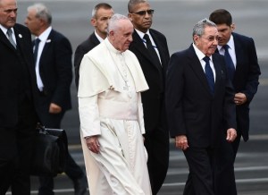 El papa exhorta a resolver el caso de cubanos varados