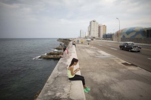 Cubanos, extasiados con accesos públicos a internet (fotos)