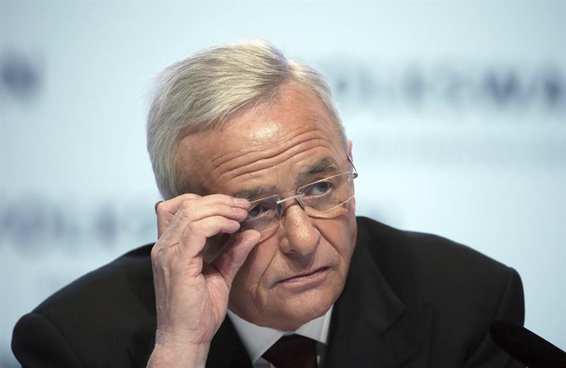 Presidente de Volkswagen renuncia tras escándalo de manipulación en EEUU