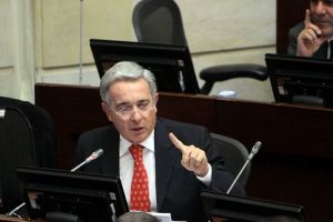 Uribe dice que si se hubiese unido con paramilitares habría derrotado a las Farc