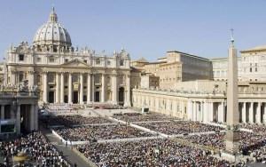 Reina un clima pesado en el Vaticano, asegura número dos de la Santa Sede