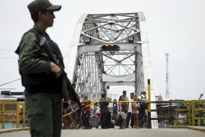Trabajadores informales cierran acceso al puente Simón Bolívar en Táchira