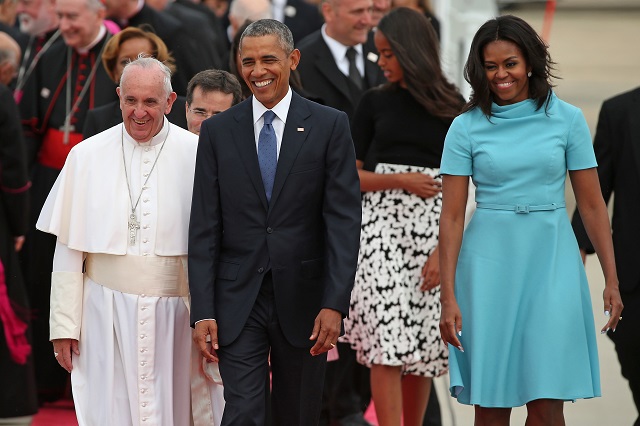 Michelle Obama recibió al Papa Francisco con un vestido Carolina Herrera (fotos)