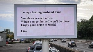 Contrata una enorme valla publicitaria en la autopista para vengarse de su marido infiel