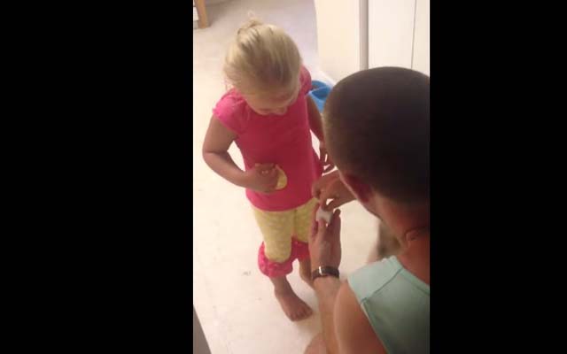 ¡Con anillo y todo! Hombre le pide a esta niña que sea su hijastra para siempre (VIDEO)