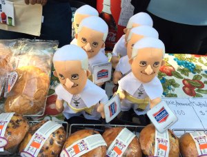 Muñecos, tazas, paraguas…todo con la cara del Papa