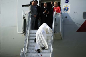 El tropezón del papa Francisco en las escaleras del avión (Fotos y video)