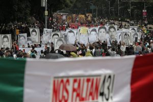 Ordenan arresto de militares por desaparición de 43 estudiantes en México