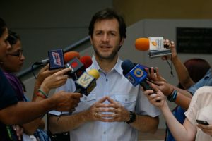 Ramón Muchacho aplica sanción disciplinaria a dos funcionarios que impidieron trabajo de periodistas