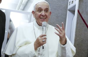 El Papa dice que funcionarios tienen derecho a negar licencias para bodas gay