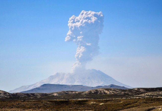 Volcán Ubinas, en sur de Perú, emite columna de ceniza de 4.000 metros