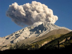 Lanzan alerta ante dispersión de ceniza lanzada por volcán en Perú