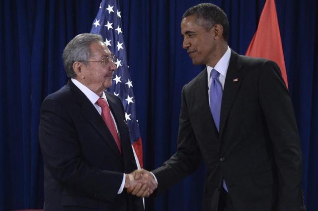  El presidente de Estados Unidos, Barack Obama (dcha), se reúne con su homólogo cubano, Raúl Castro, en la sede de las Naciones Unidas en Nueva York (Estados Unidos) hoy, 29 de septiembre de 2015. EFE/Behar Anthony / Pool
