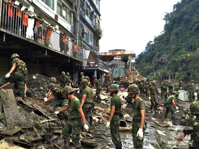Fotografía facilitada por la Agencia Militar de Noticias que muestra a varios soldados despejando los escombros tras el paso del tifón Dujuan en Taipei, Taiwán, hoy 29 de septiembre de 2015. El paso del tifón, que causó dos muertos y 324 heridos, además de la desaparición de 6 montañeros, ha dejado una ola de devastación a su paso por Taiwán, informó hoy el Centro Operativo de Emergencias de la isla. EFE/- SÓLO USO EDITORIAL/PROHIBIDA SU VENTA
