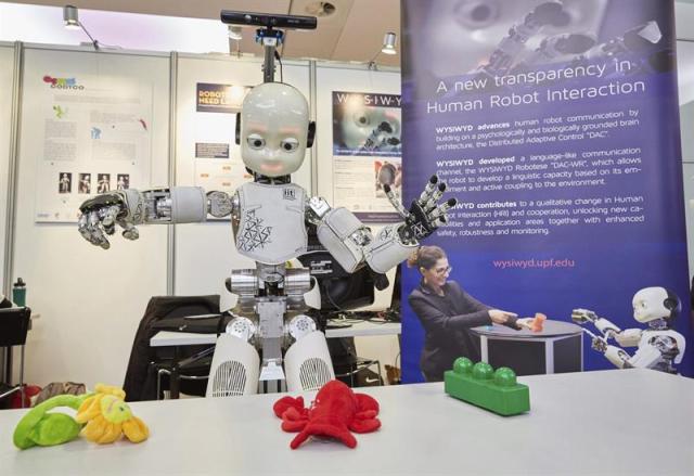 El robot 'iCub Roboter', desarrollado por la Universidad Pompeu Fabra de Barcelona, es mostrado en la Conferencia Internacional de Robots y Sistemas Inteligentes (IROS) de Hamburgo, Alemania, el 29 de septiembre del 2015. EFE/Georg Wendt