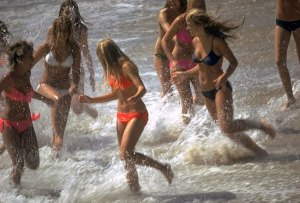 Ahora sesentonas… así se llevaban los bikinis hace 45 años (FOTOS)