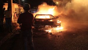 La comunidad les quemó el carro a delincuentes tras no lograr el linchamiento