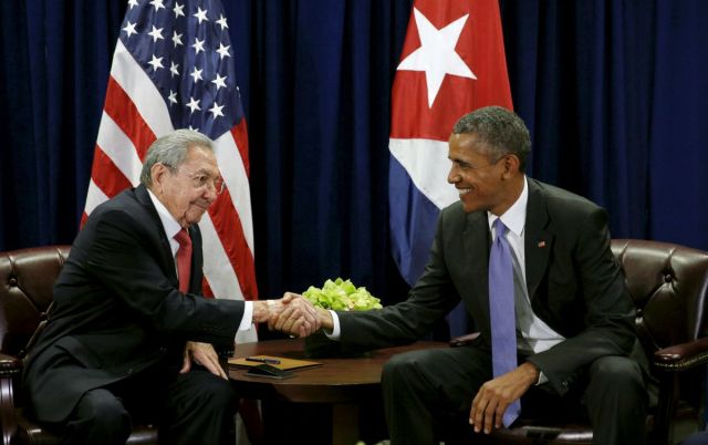 U.S. President Barack Obama (R) and Cuban President Raul Castro shake hands at the start of their meeting at the United Nations General Assembly in New York September 29, 2015. REUTERS/Kevin Lamarque TPX IMAGES OF THE DAY