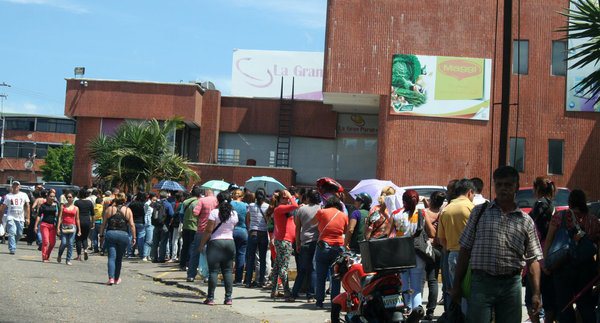 Tachirenses piden que saquen más productos para comprar por terminal de cédula