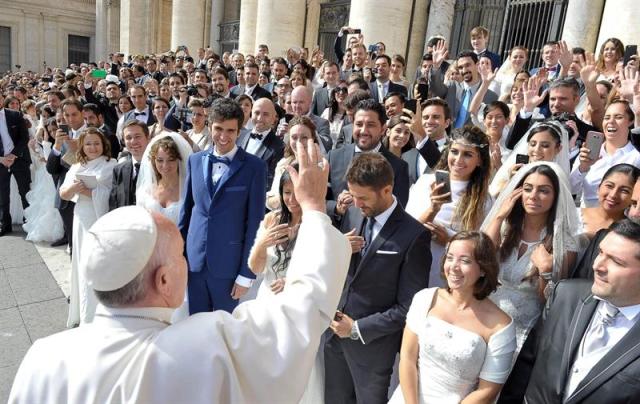 El papa Francisco bendice a varias parejas de recién casados durante la audiencia general de los miércoles en la Plaza de San Pedro en el Vaticano hoy, 30 de septiembre de 2015. EFE/Osservatore Romano