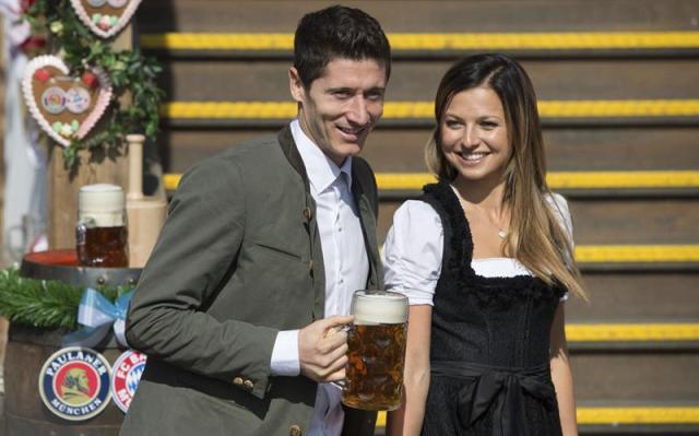 El delantero del Bayern de Múnich Robert Lewandowski (i) y su esposa Anna (d) posan en la 182º edición de la Oktoberfest, la fiesta de la cerveza, en Múnich, Alemania, hoy 30 de septiembre de 2015. El festival se celebra del 19 de septiembre al 4 de octubre. EFE/Lukas Barth