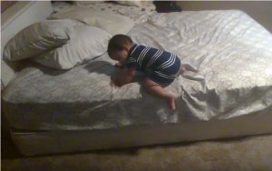 ¡Escape perfecto! Mire el ingenioso plan de este bebé para poder bajar de la cama