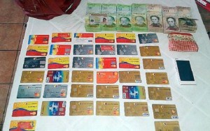 Detienen a mujer que intentó cruzar a Colombia con 42 tarjetas de crédito