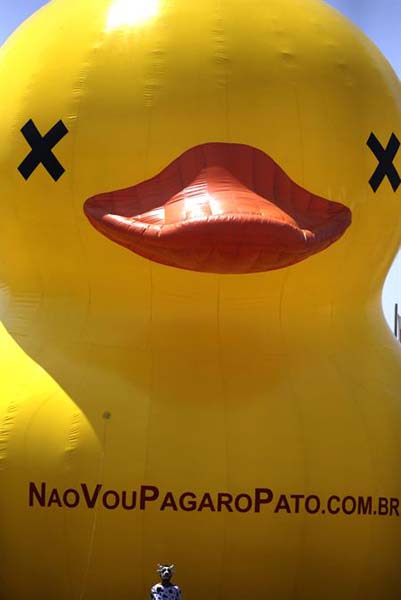 En Brasil hicieron una original protesta con… ¡Patos de Goma!