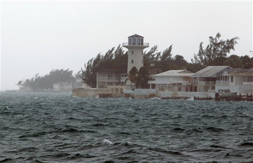 Lluvia y viento causados por el huracán Joaquín afecta Nassau, en las Bahamas, el viernes 2 de octubre de 2015. Las islas Bermudas se preparan el domingo para un encuentro con el huracán Joaquín, con categoría 3. (Foto AP/Tim Aylen)