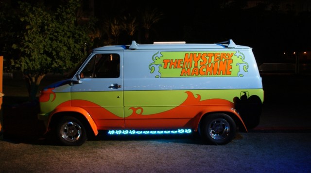 Scooby Doo: Nuevamente una Ford Econoline es protagonista, esta vez como la sicodélica van de Scooby Doo y sus amigos, denominada La Máquina del Misterio.